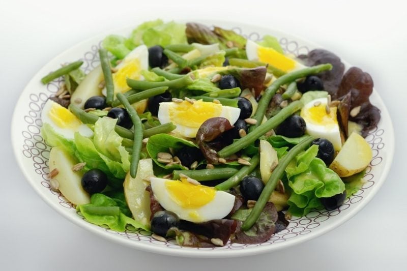 Essen ohne Kohlenhydrate Salat mit gekochten Eiern und Bohnen