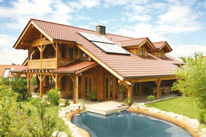 Traumhäuser grosses Holzhaus mit Pool