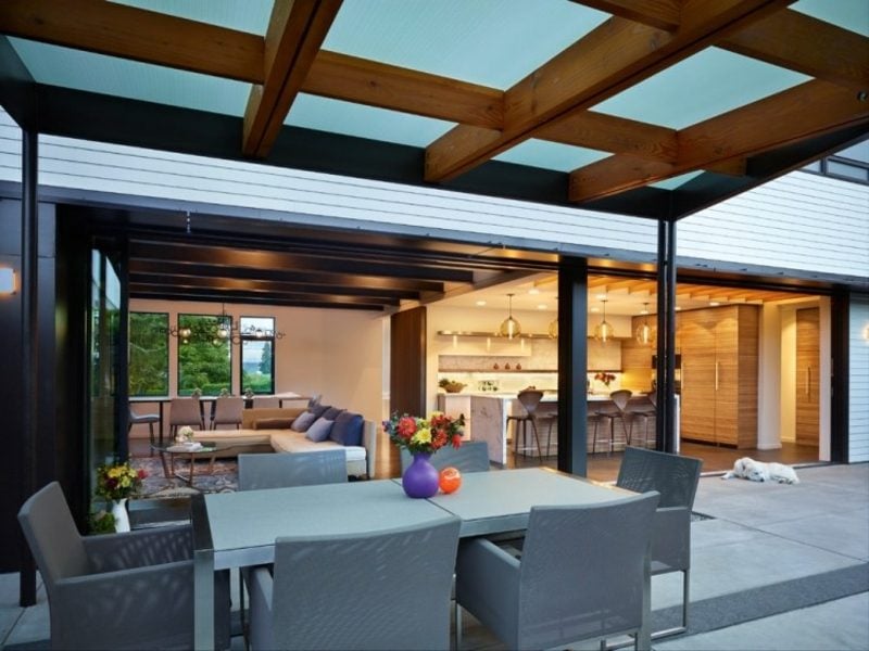 Terrassenüberdachung Holz und Glas Wandbau moderne Terrassengestaltung