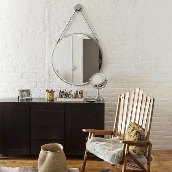 schlafzimmer gestalten ideen accessoires möbel skandinavischer stil stuhl aus holz spiegel