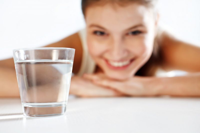 Was tun gegen Augenringe - mehr Wasser trinken