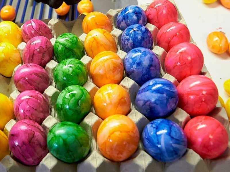 Ostereier färben mit Naturfarben Verzierungstechniken Marmorierung