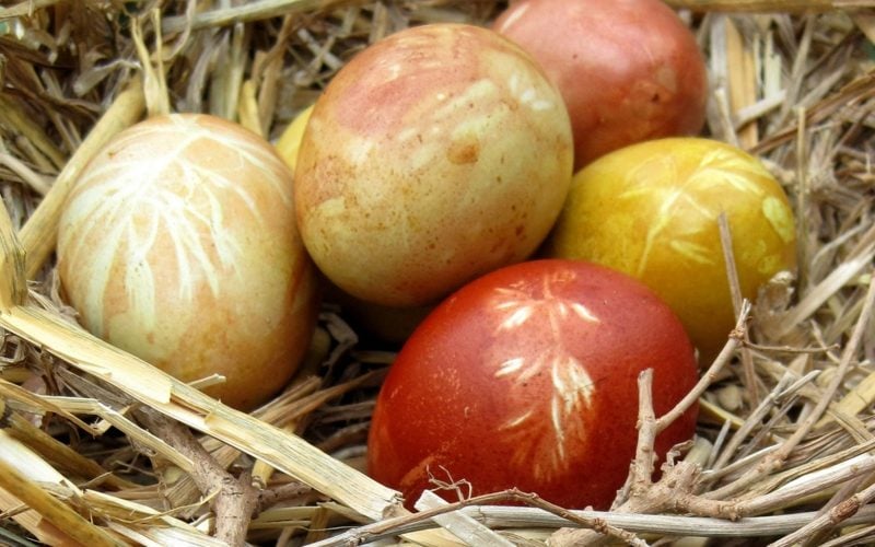 Ostereier färben mit Naturfarben rot und goldbraun