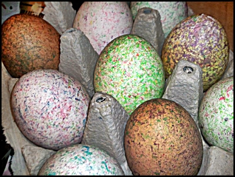 Ostereier färben mit Naturfarben interessante Verzierungstechnik gesprinkelt