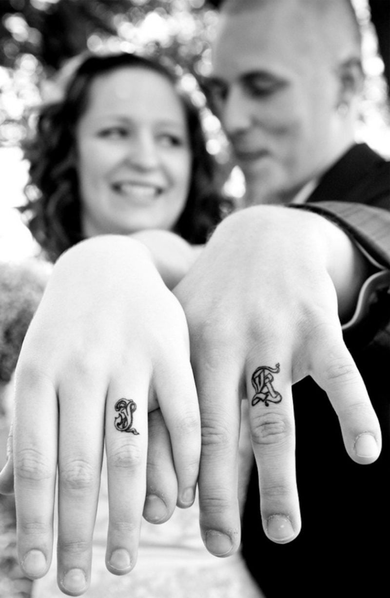 Partner Tattoos Initiale statt Hochzeitsringe