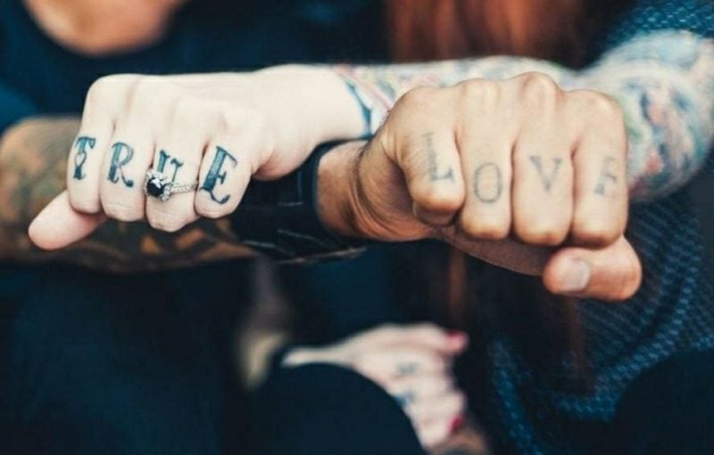 Partner Tattoos Finger Worte aus Englisch wahre Liebe