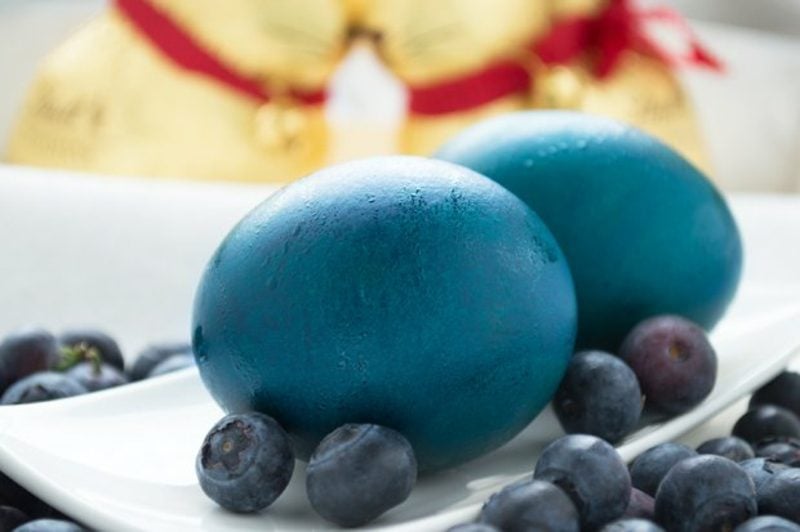 blaue Ostereier färben mit Naturfarben Heidelbeersaft nutzen