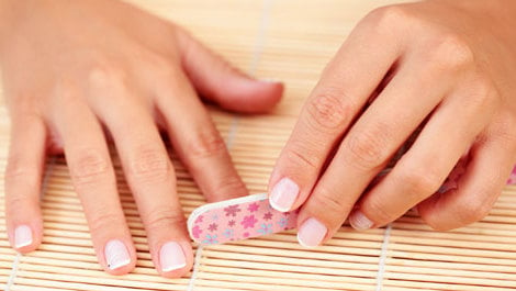 schöne nägel lackieren schöne fingernägel pflegen tipps tricks nageldesign nagellackdesign