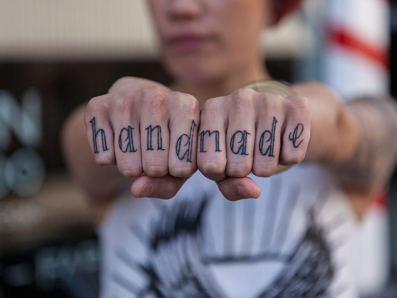 Finger Tattoo Schrift zwei Hände 