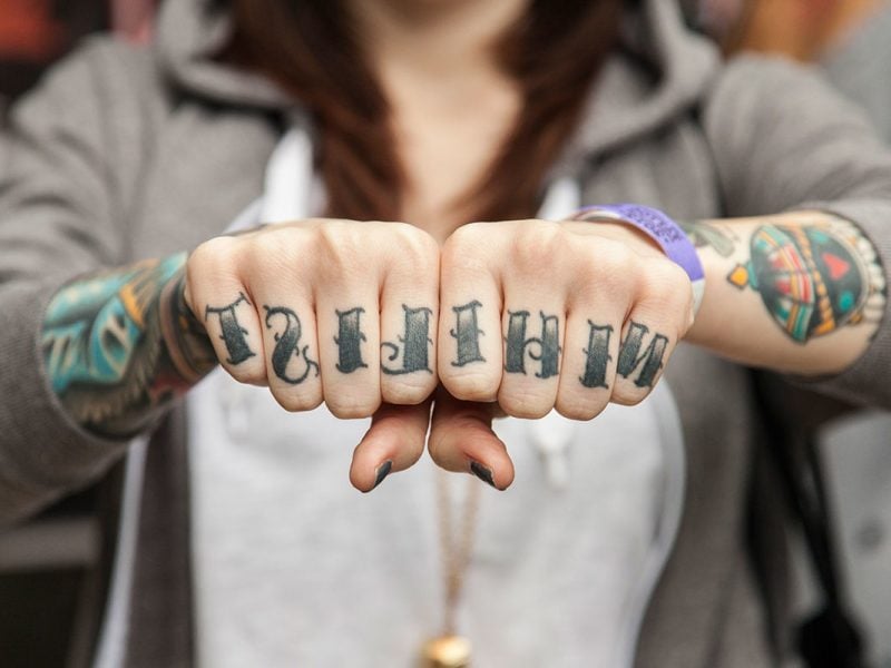 Finger Tattoo Frau