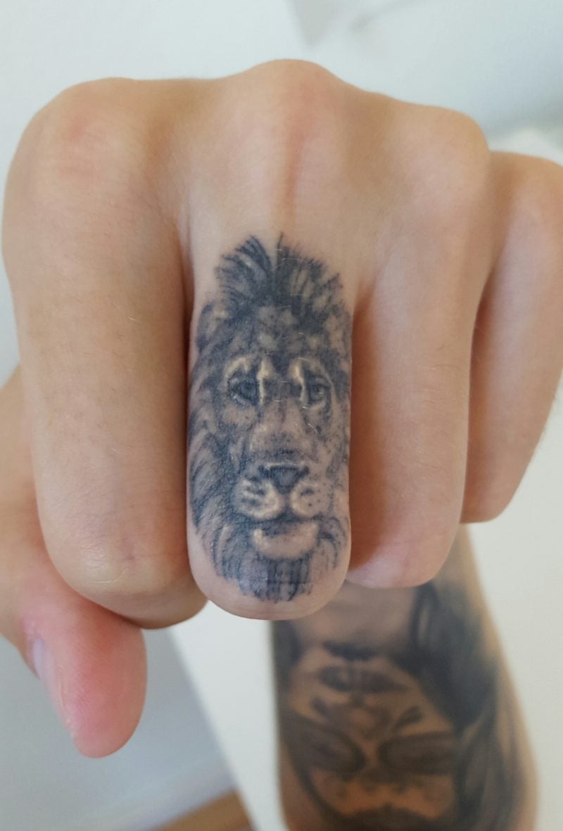 Finger Tattoo Löwenkopf