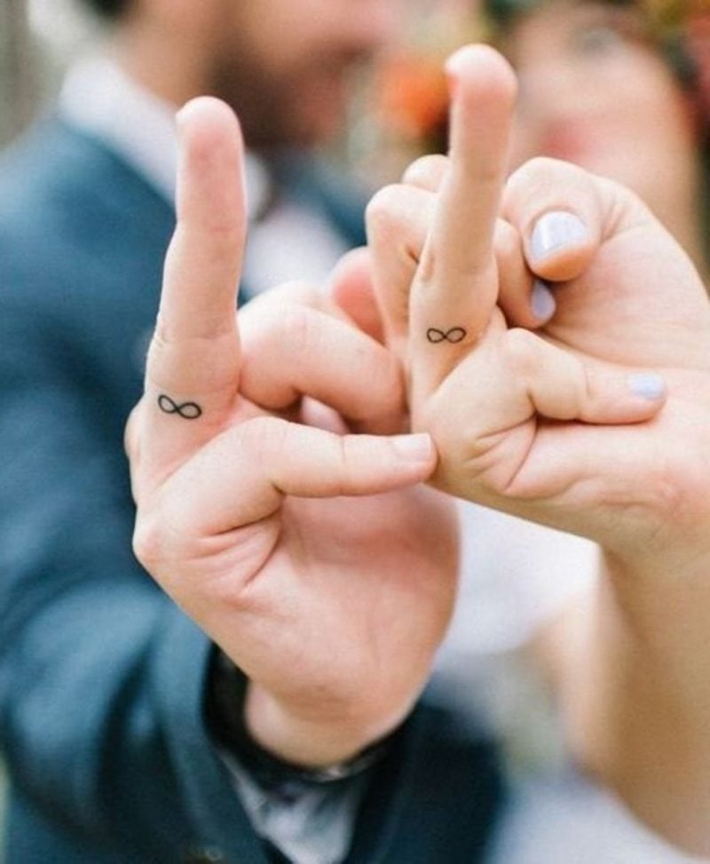 Finger Tattoo unendlich Zeichen