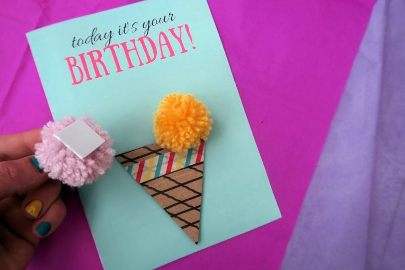  Eine Anleitung für diese, die gerne nähen - Geburtstagskarten basteln mit Pom Poms