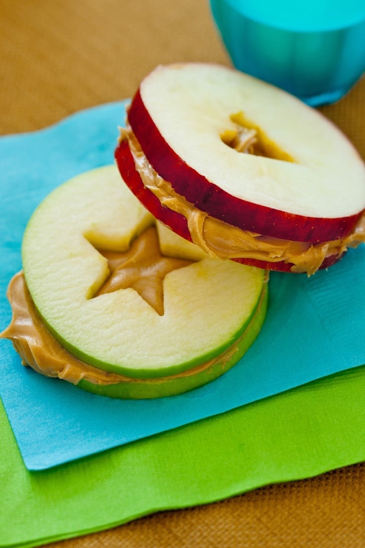 gesunde Abendsnacks - Apfel mit Erdnussbutter