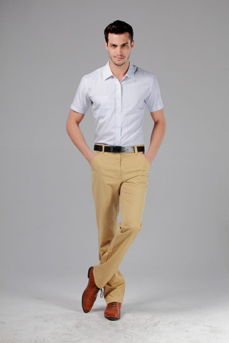 Mann Dresscode Business Casual Hemd beige Hose