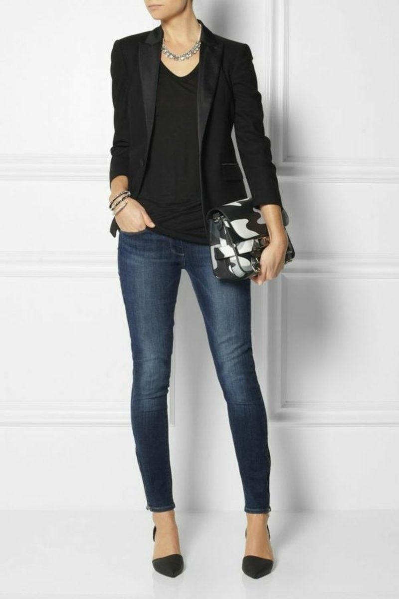Frau Dresscode Business Casual Jeans elegante schwarze Bluse