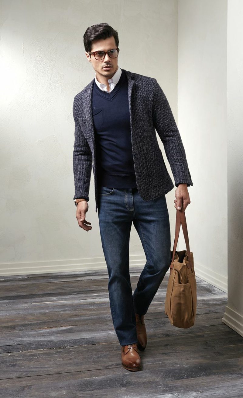 Dresscode Business Casual Mann Jeans braune Tasche und Schuhe