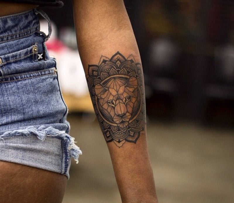 Mandala Tattoo Hand Frauen