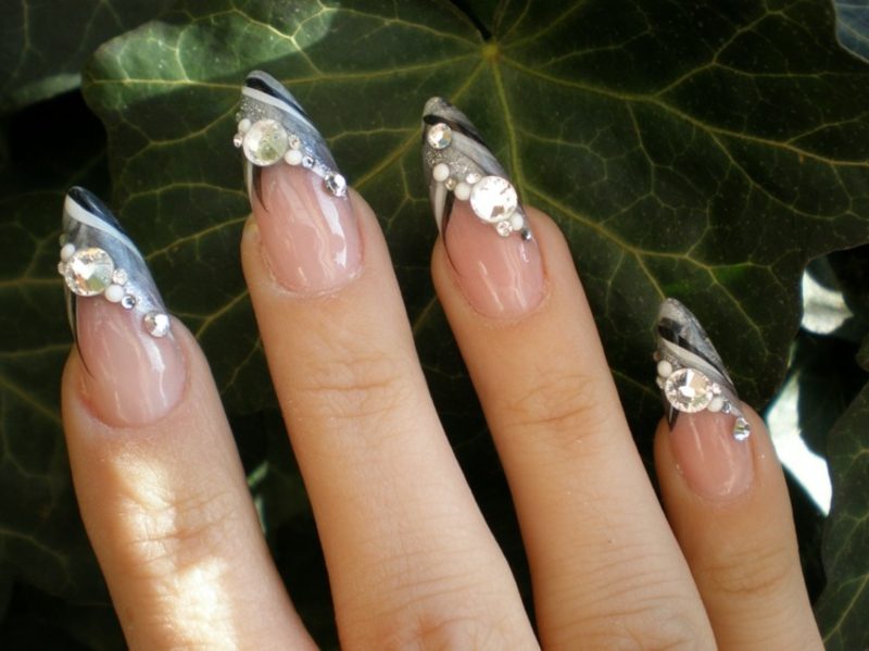 Nageldesign Spitzen French nails hervorragend Grau,Weiss und Schwarz Strasssteine