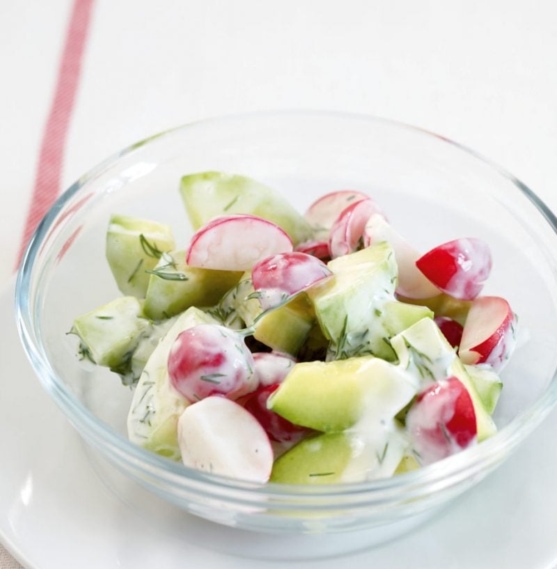 Radieschen gesund frischer Salat mit Gurken
