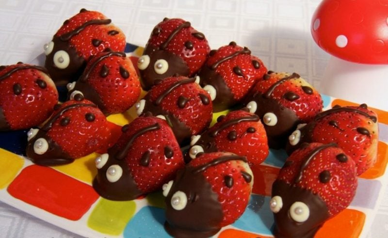 Kindergeburtstag Essen Erdbeeren mit Schokolade Marienkäfer