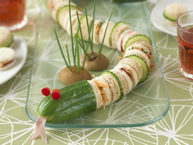 Essen zum Kindergeburtstag lustige Schlange aus Sandwiches