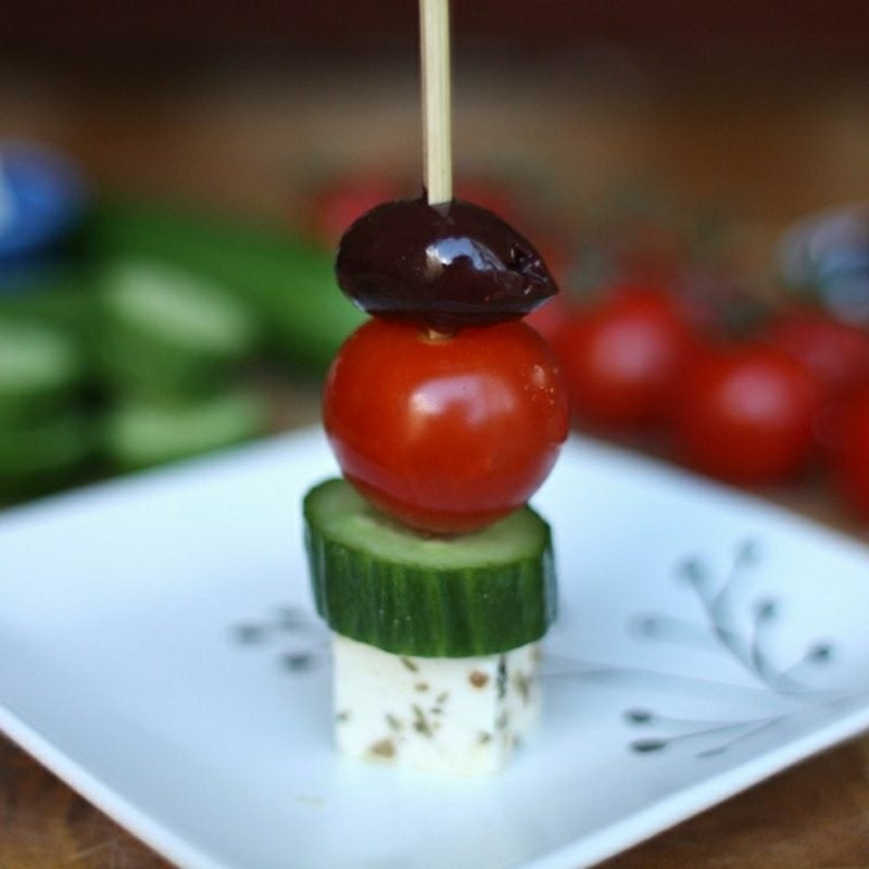 Gemüse Kindergeburtstag Spiesse mit Tomaten, Gurken, Oliven und Mozarella