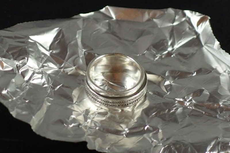 Haushaltstipps Schmuck reinigen Ring Silber mit Alufolie