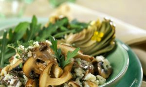 gesunde Gerichte mit reis Risotto mit Rucola und Pilzen