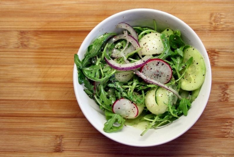 Radieschen gesund Rezept Salat mit Rucola, Zwiebeln und Radieschen