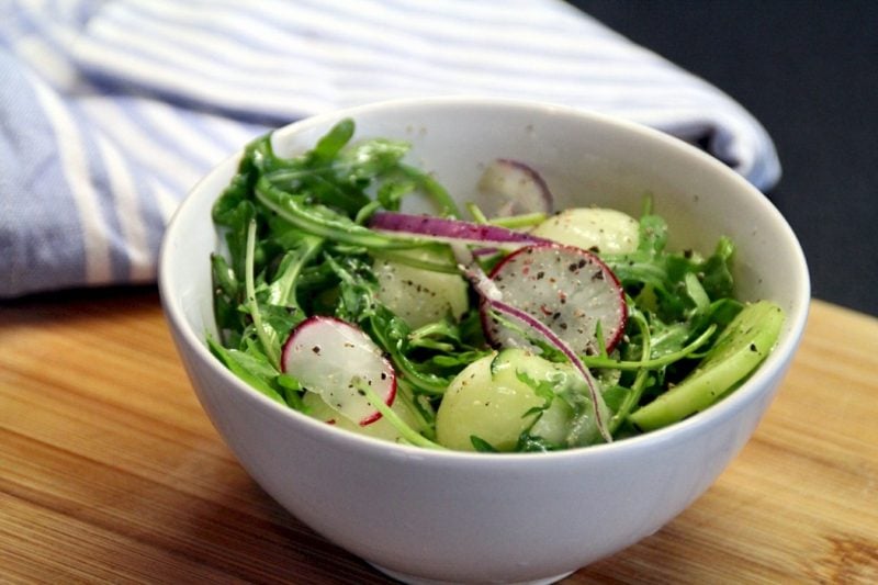 Radieschen gesund frischer Salat mit Rucola, Radieschen und Zwiebeln