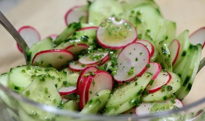 Radieschen gesund Salat mit Gurken, Radieschen und Lauchzwiebeln 