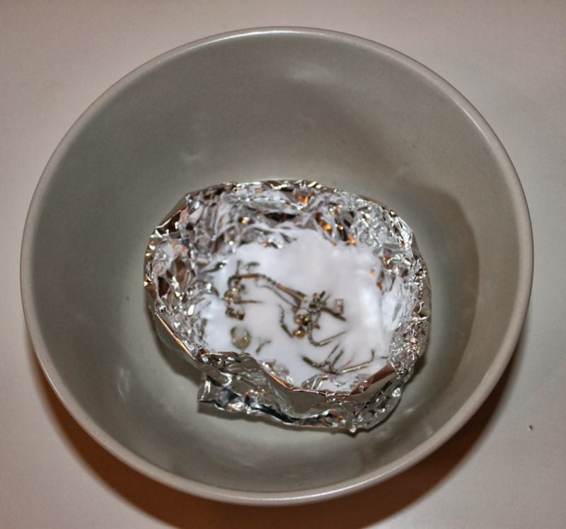 angelaufenes Silber reinigen mit Alufolie und Salz
