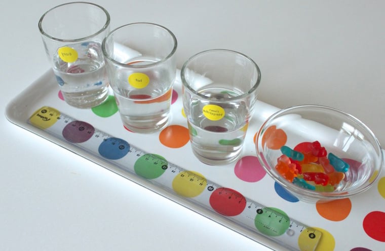 Wasserexperimente mit Gummibärchen 