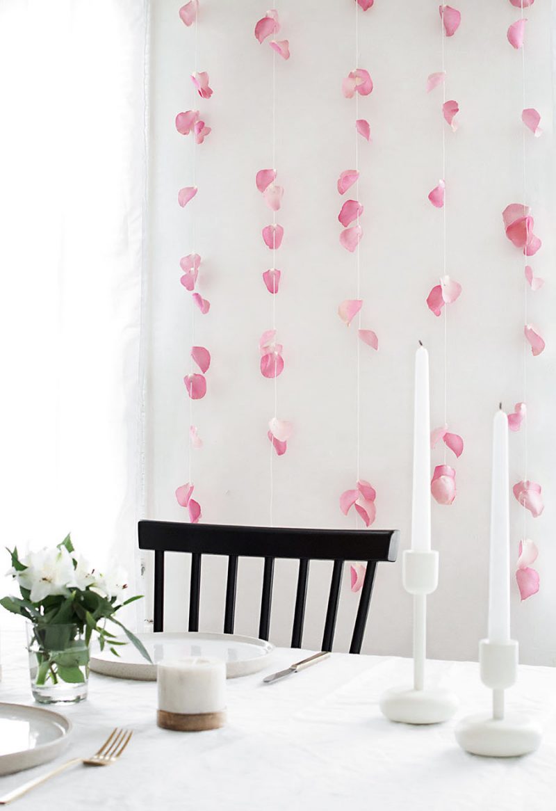 Papierblüten-Wand mit Rosenblüten - Anleitung in 3 Schritten