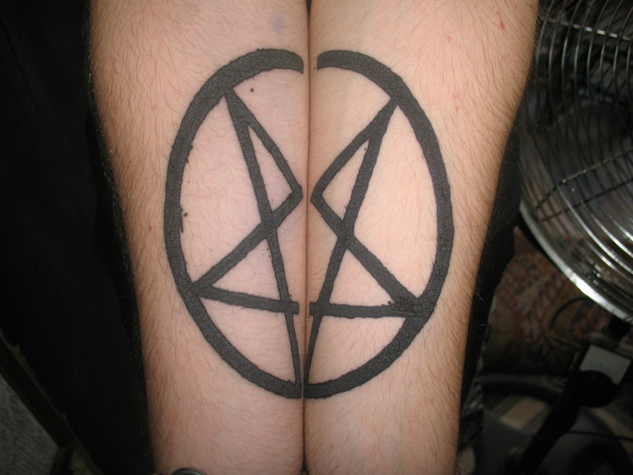 Pentagramm Tattoo Bedeutung und 33 coole Beispiele