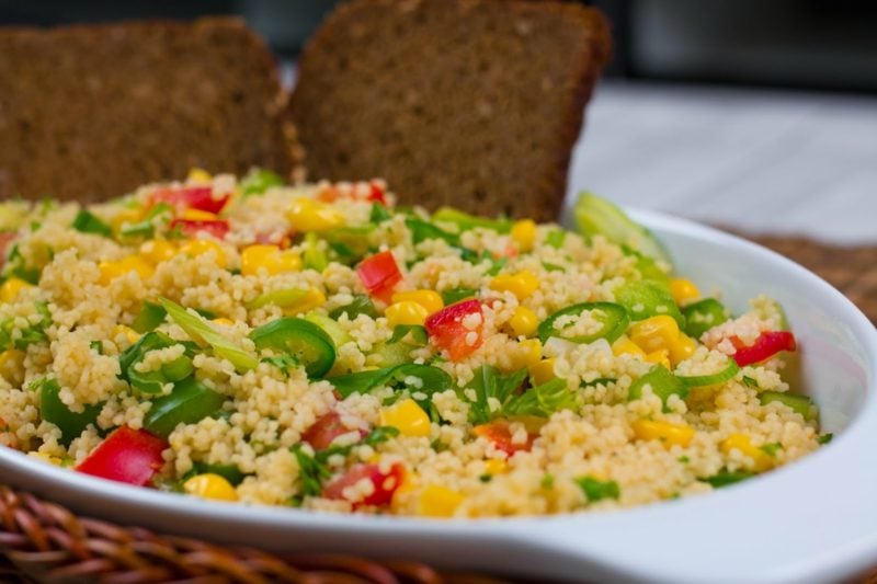 Couscous zubereiten gesunder Salat mit Gemüse