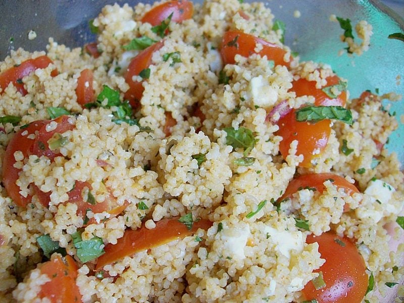 Couscous zubereiten gesunder Salat mit Tomaten und Feta