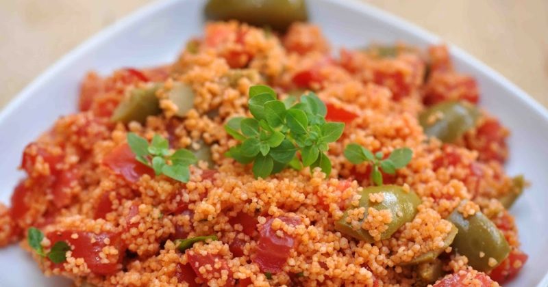 Türkischer Couscous Salat mit Chilli und Tomaten