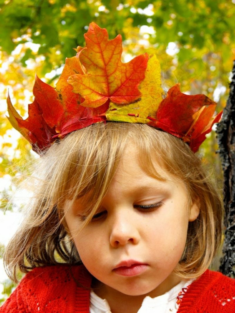 Herbstdeko basteln mit den Kindern Krone aus bunten Blättern