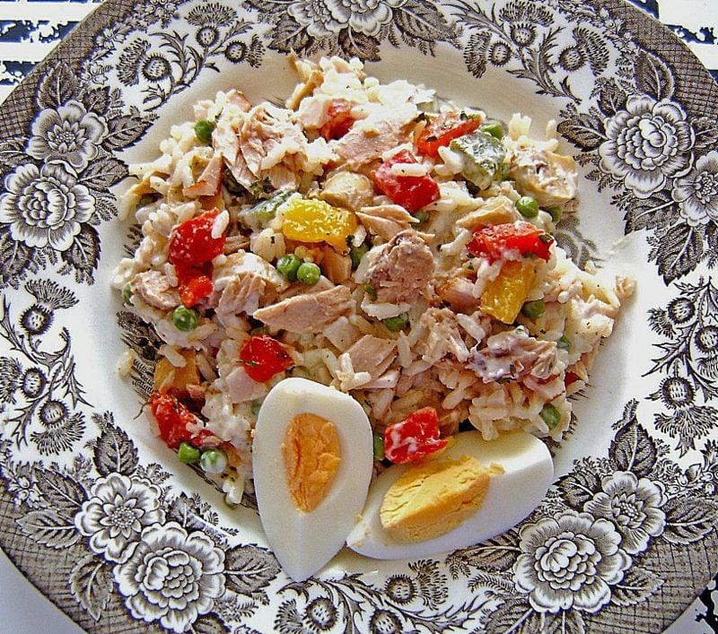 Abendessen schnell Reis mit Gemüse, Thunfisch und Eiern