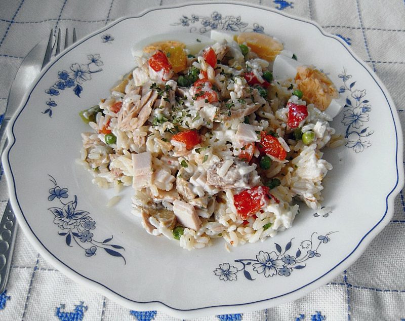 schnelle Rezepte Mittagessen Abendessen Reis mit Thunfisch und gekochten Eiern