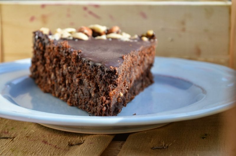 veganer Schokoladenkuchen mit Haselnüssen