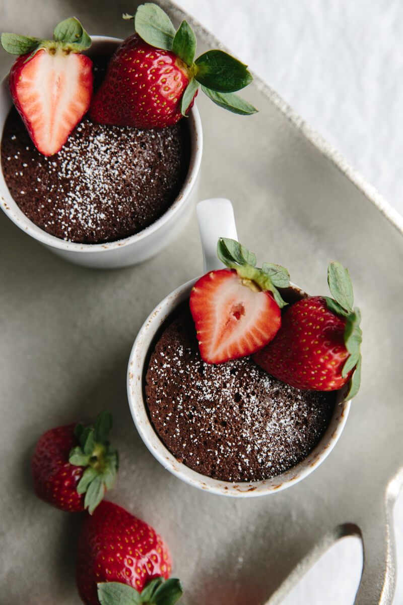 veganer Tassenkuchen mit Schokolade und Erdbeeren