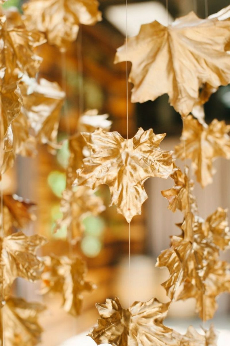 Herbstdeko mit Blättern golden gefärbt