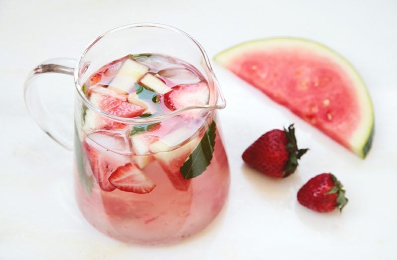 sommergetränk wasser mit wassermelone und erdbeeren