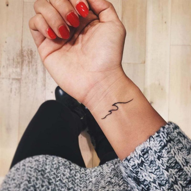 Ephemeral Tattoo Frauen Hand