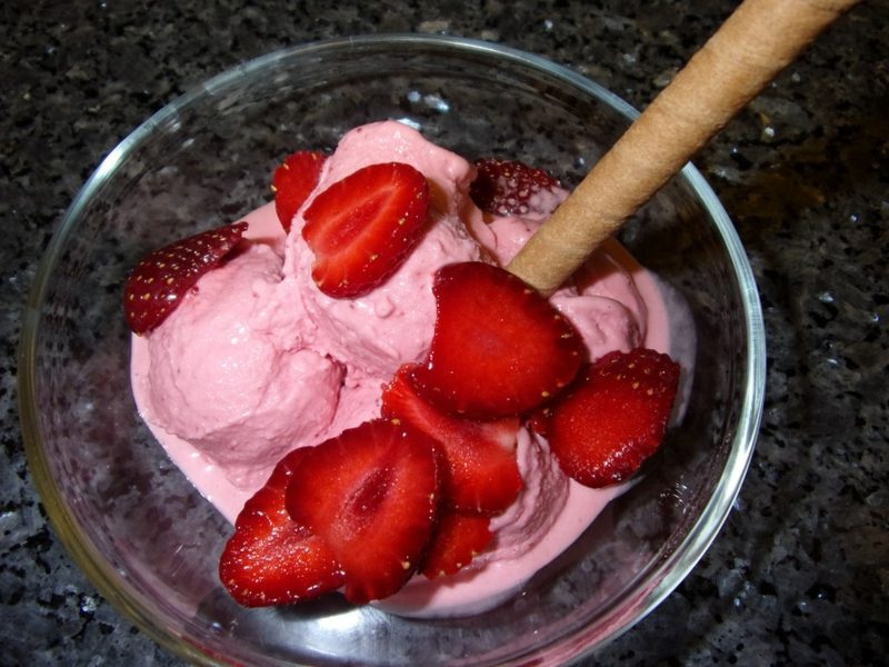 schnelle gesunde Rezepte Erdbeereis mit Magerquark
