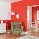 Wandfarben Ideen Wohnzimmer rot und weiss grüner Sessel