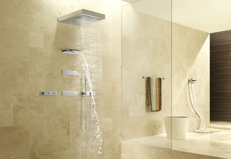 helles badezimmer mit moderne dusche
